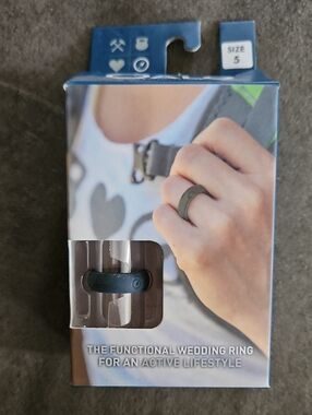 Qalo Women's Functional Silicone Wedding Ring - Gray (Size 5)